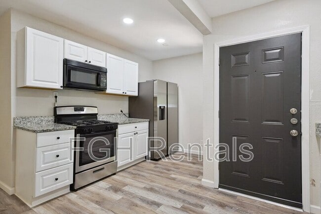 Building Photo - 2215 Hays St