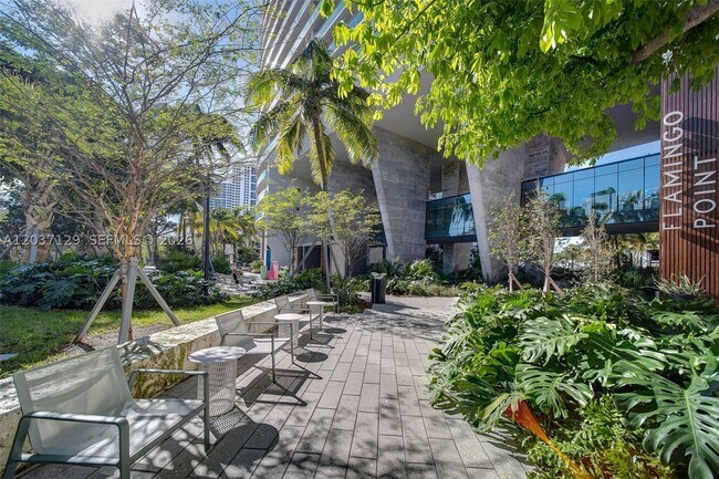 Building Photo - 1500 Bay Dr E