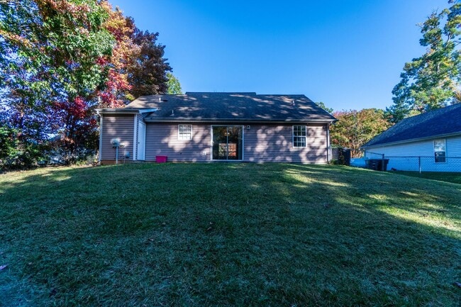 Building Photo - Beautiful 3 Bed 2 Bath home located in Greensboro!