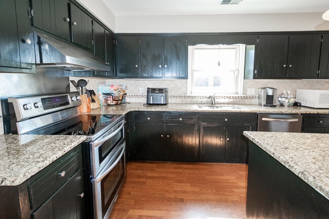 Building Photo - GORGEOUS 5 BEDROOM HOME LOCATED IN SALEM W...