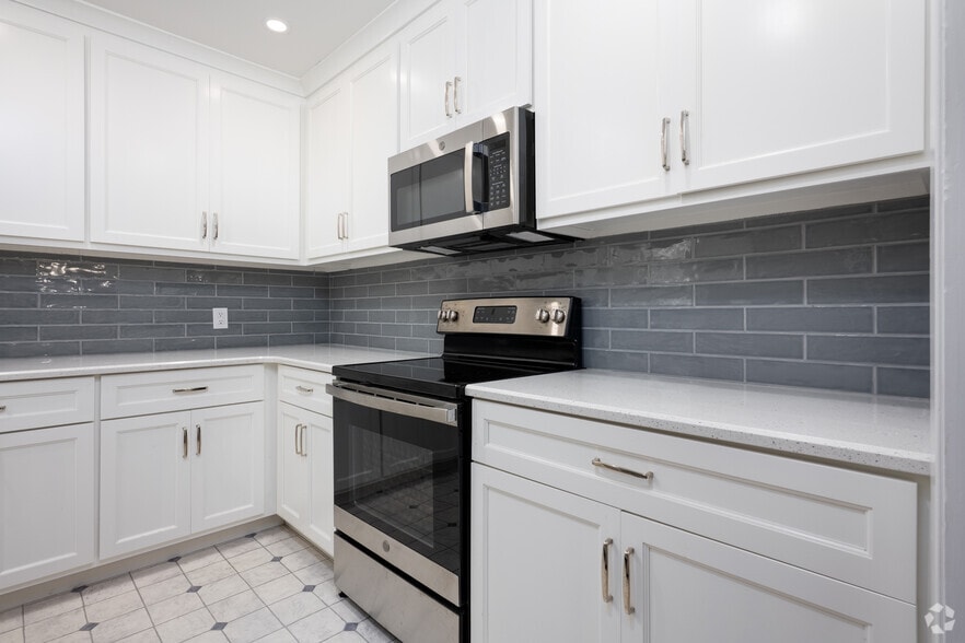 2BR, 2BA - 950SF - Kitchen - Hawthorne Apartments