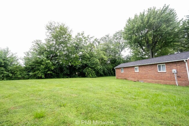 Building Photo - "Cozy 1-Bedroom Oasis in Greenfield – Perf...