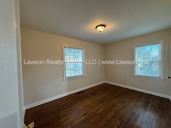 Building Photo - Raleigh Court Three Bedroom with Garage