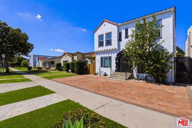 Building Photo - 3429 Edgehill Dr