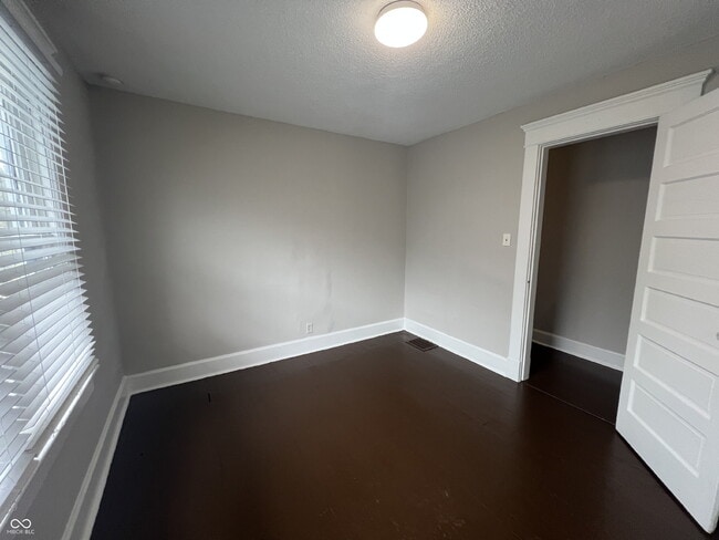 Building Photo - 826 N Beville Ave