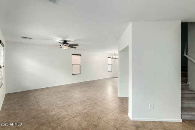 Building Photo - Beautiful 3 bedroom plus den, 2.5 bath hom...