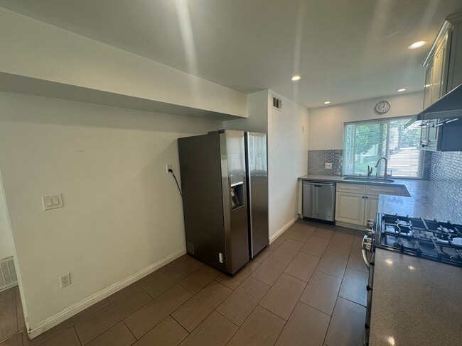 Building Photo - 590 W Huntington Dr