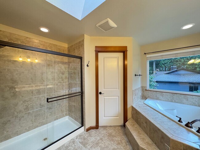 Building Photo - Spacious 4-Bedroom Home for Rent in Woodinville