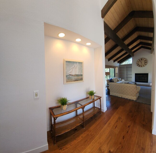 Building Photo - Furnished 3 bed 2.5 bath close to Poly.