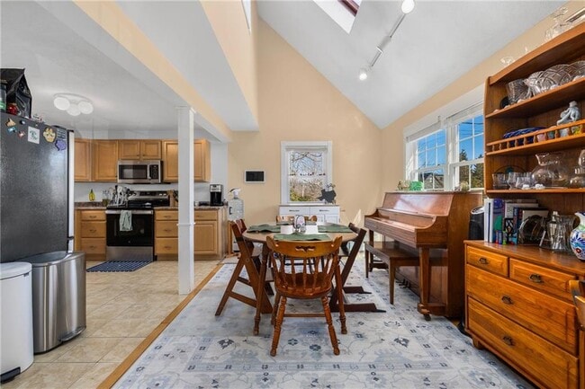 Building Photo - 1059 E Shore Rd