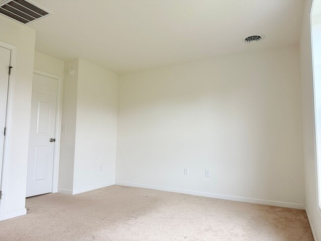 Building Photo - Spacious 3-Bedroom Townhome with Prime Rou...