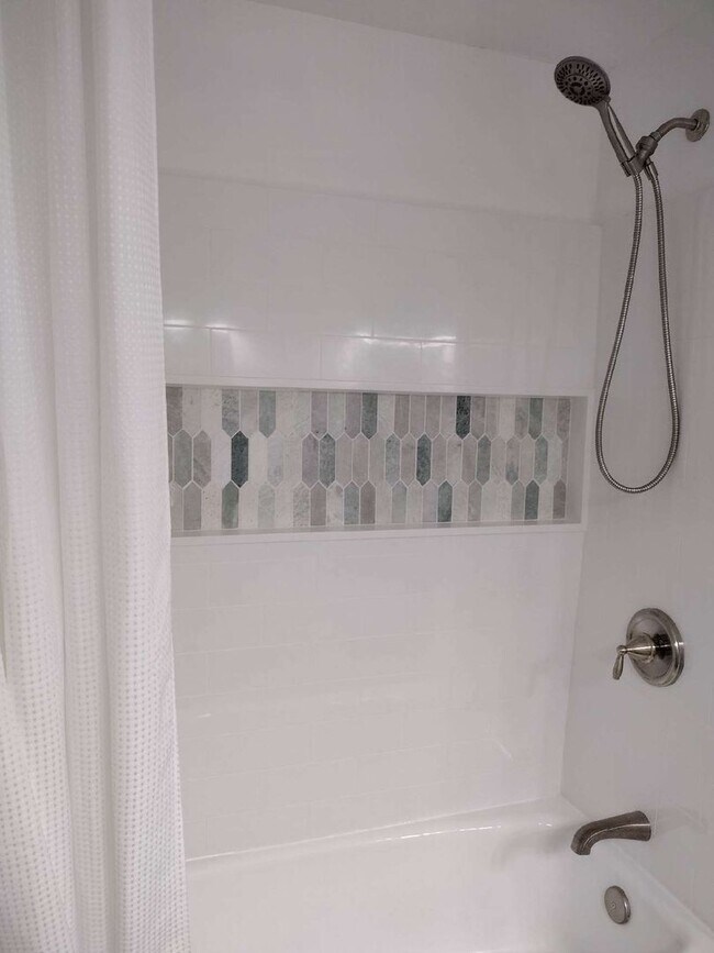 Building Photo - Large family home in Panorama area, near B...