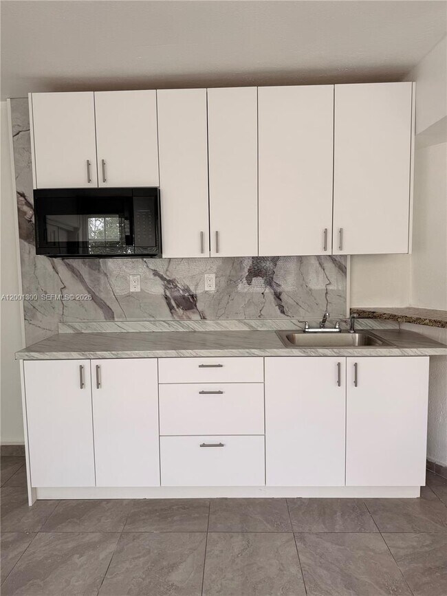 Building Photo - 6613 Evergreen Dr