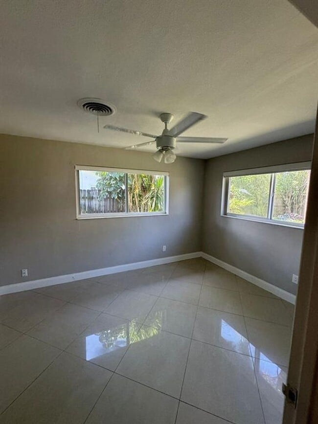 Building Photo - 4411 NE 15th Way