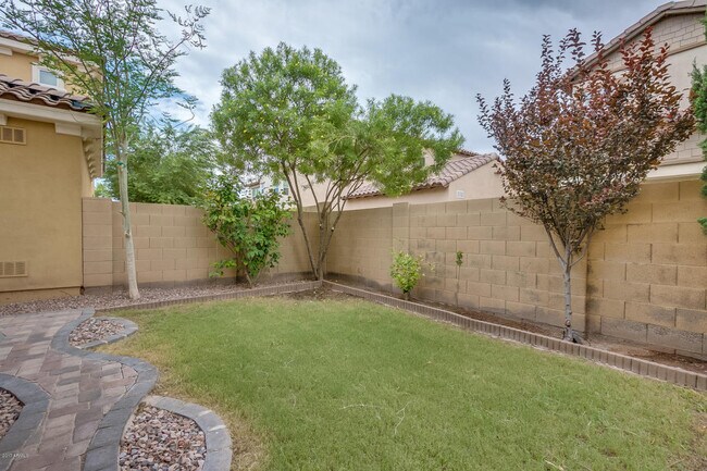 Building Photo - GREAT LOCATION!  Fabulous move-in ready 5 bed /3 bath home in south Tempe