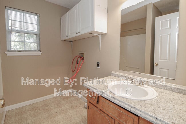 Building Photo - 667 Artic Ave