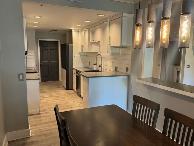 Building Photo - Large Executive Gated Carrollwood Townhome