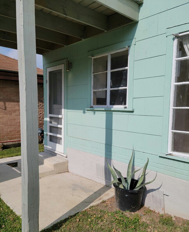 Building Photo - 1528 Steves Ave