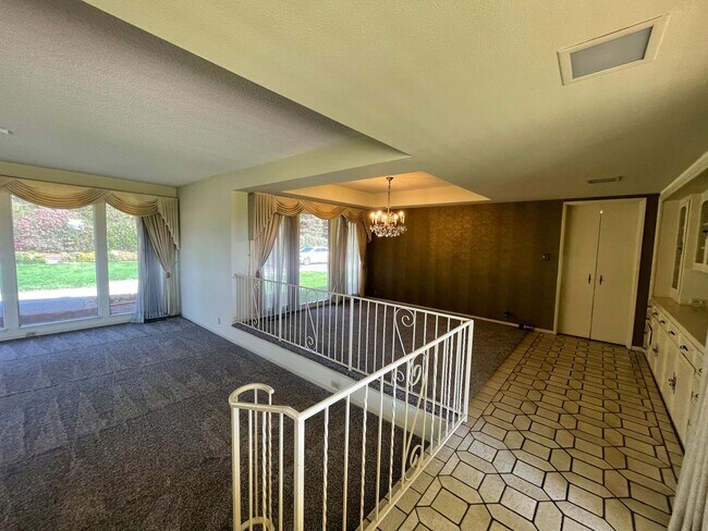 Building Photo - Custom home located next to Oakdale Country Club!