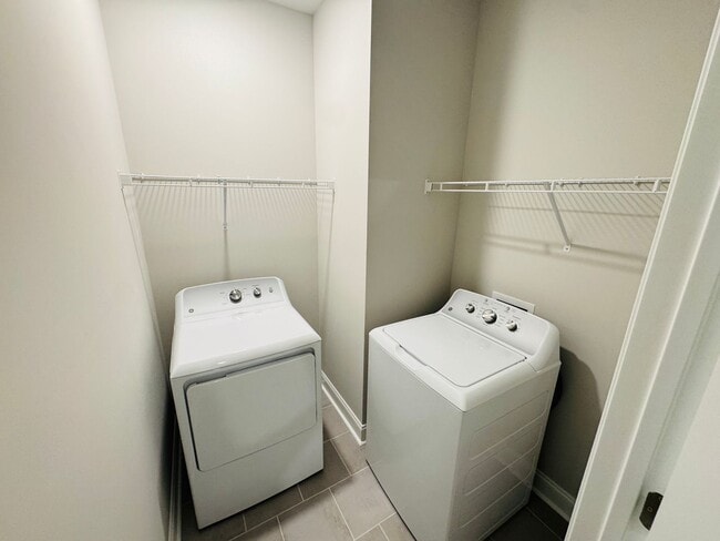 Building Photo - 3BR/3.5BA Townhome in The Crossing at Oxfo...