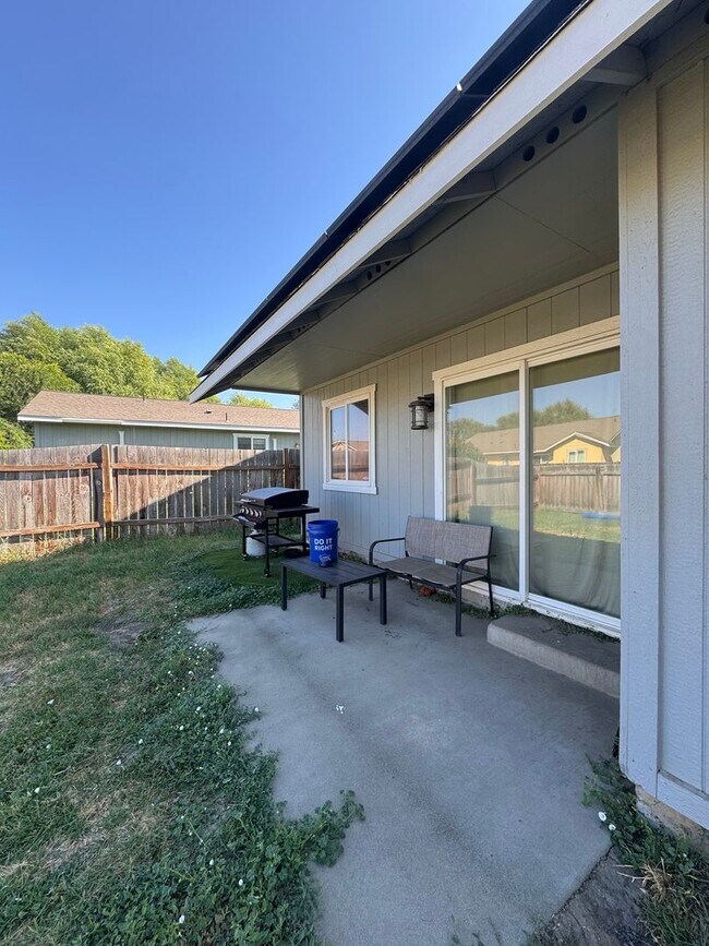 Building Photo - 3-Bedroom Home for Lease with Fenced Backyard