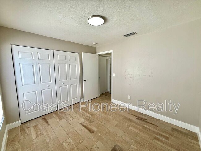 Building Photo - 7048 Hollowell Dr