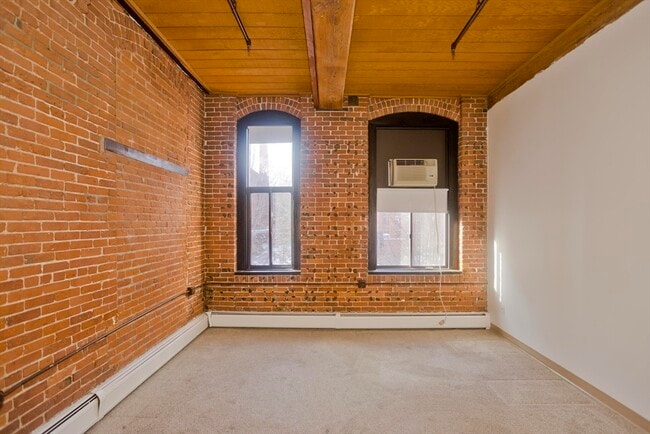 Building Photo - 45 Willow St