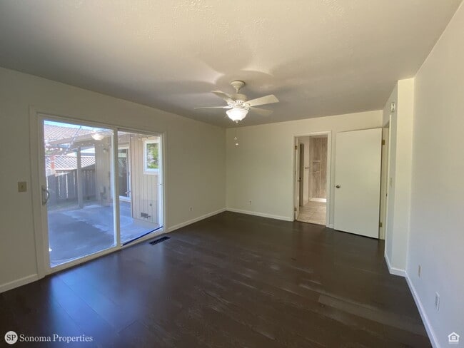 Building Photo - 3bd/2ba Single-Level Home - Close to Downt...