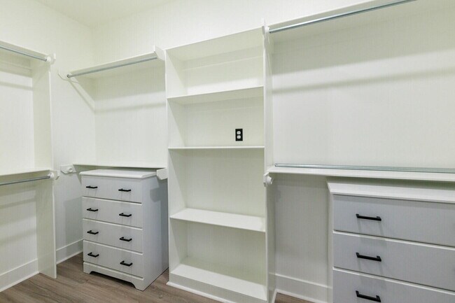 Building Photo - 5825 Grinnell St