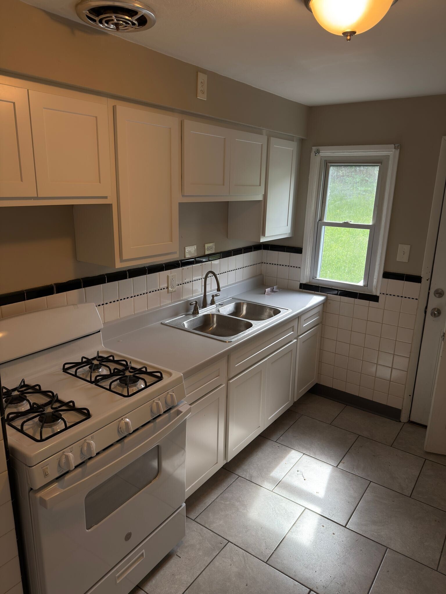 Building Photo - 6115 Avila Dr