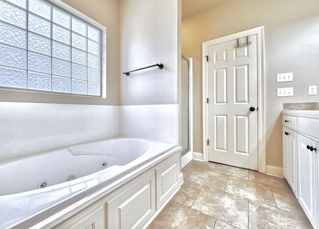 Building Photo - 3BR/2BA Home on Nicholson Lake Dr – Modern...