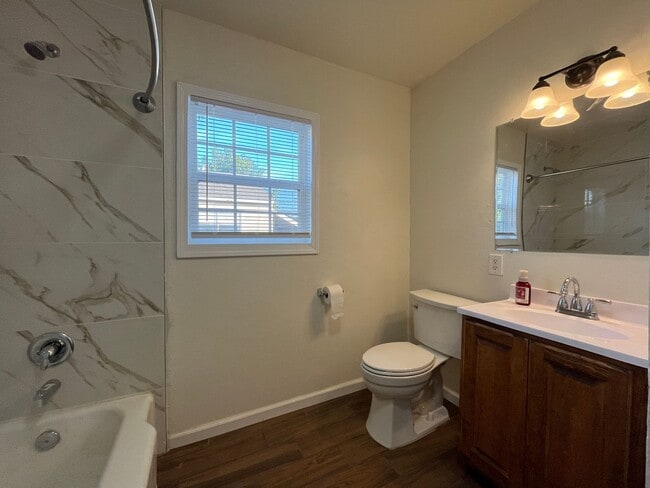 Building Photo - Well Maintained Two Bedroom One Bath!