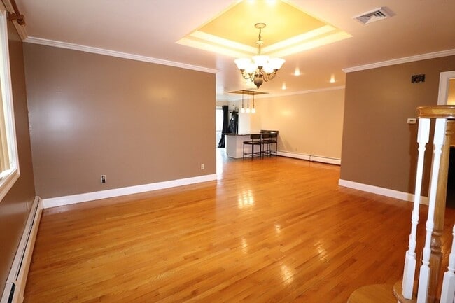 Building Photo - 484 Walnut St