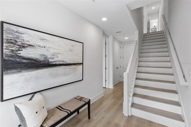 Building Photo - 266 Park Lake St