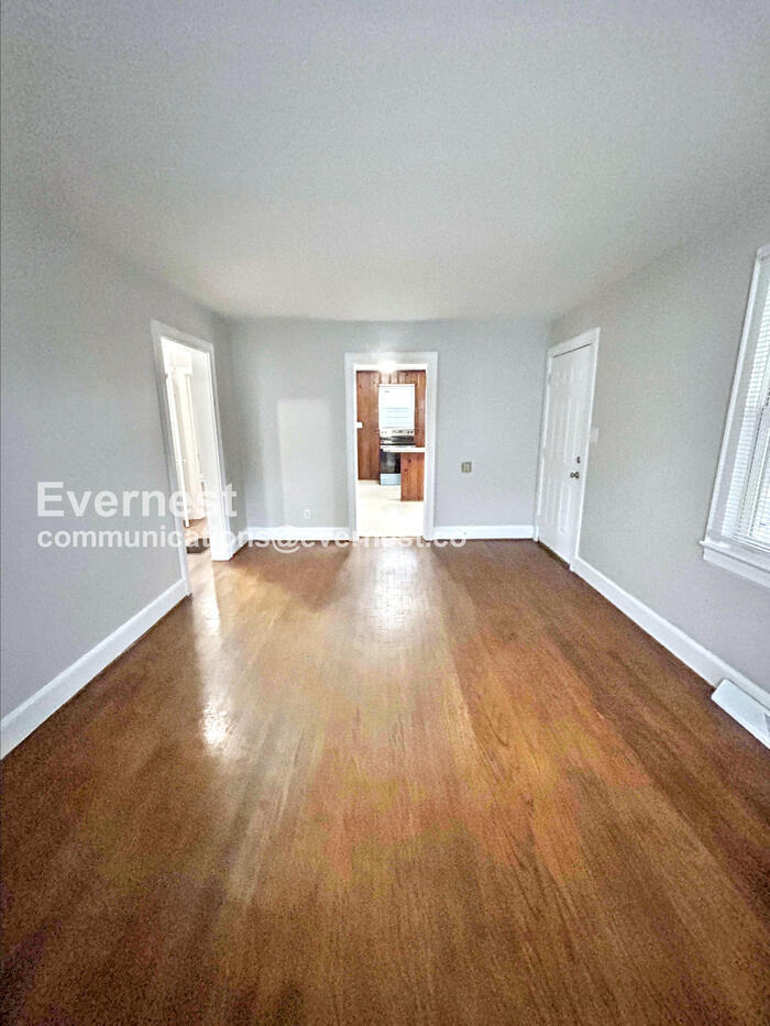 Building Photo - 1715 Longview Dr