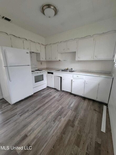 Building Photo - 630 Capital Ave