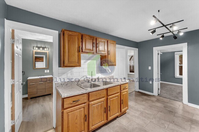 Building Photo - 636 Livingston Ave NE