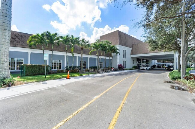 Building Photo - 220 Seville Dr