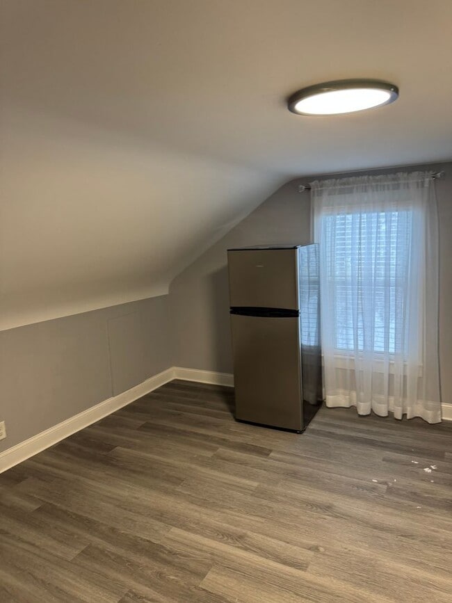 Building Photo - 2nd floor 2 bedroom 1 bath newly remodeled unit