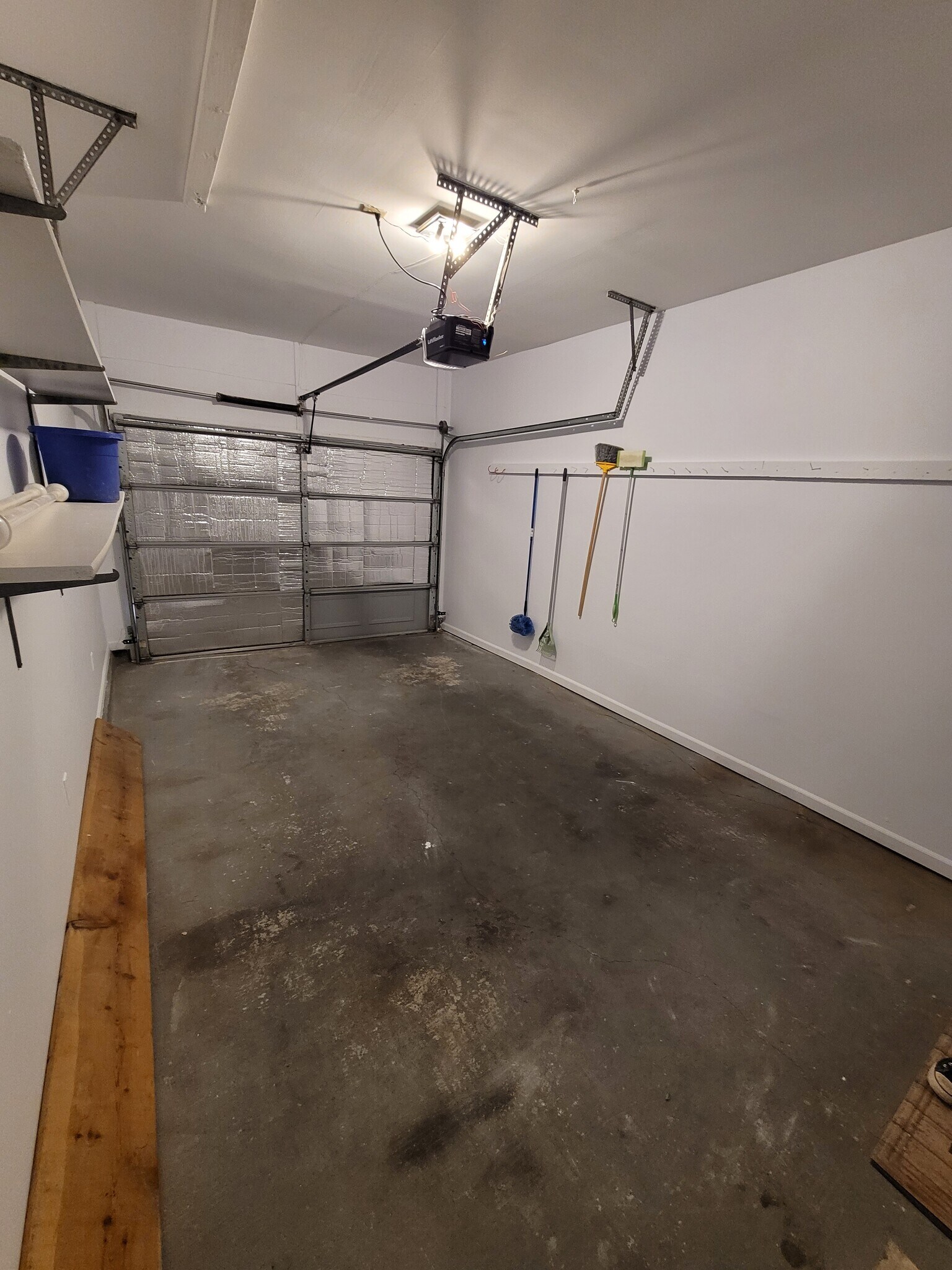 Garage with automatic remote - 2270 Tunis Cv
