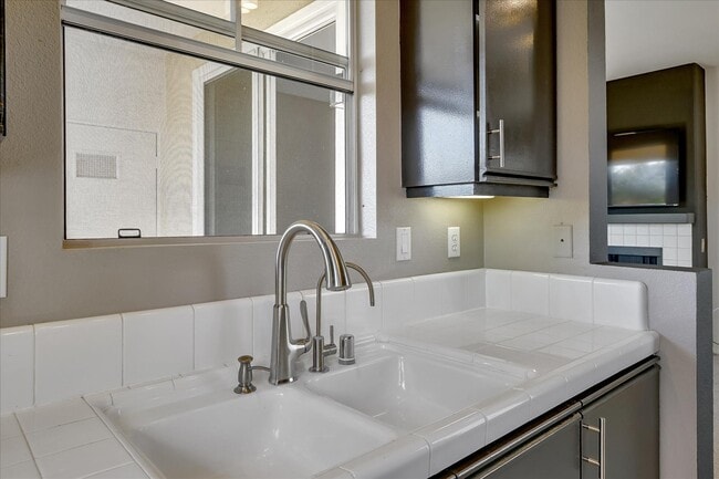 Building Photo - 10820 Sabre Hill Dr