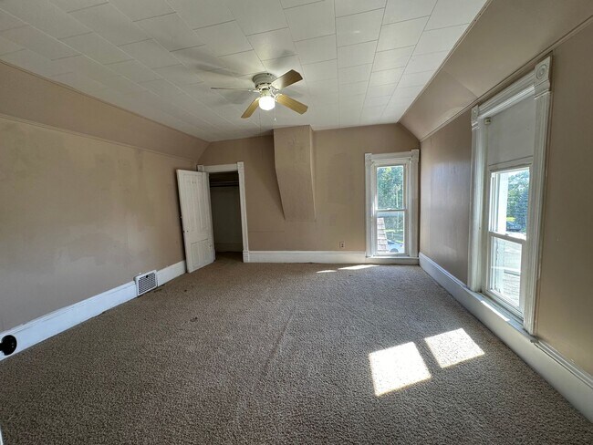 Building Photo - 4 bed 2 bath house $1,050