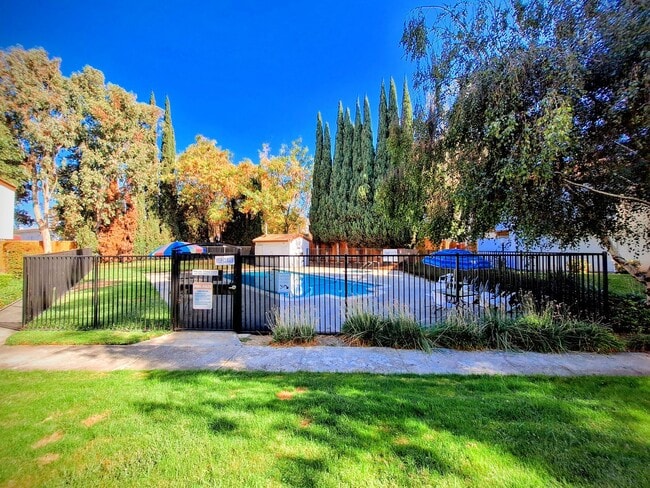 Building Photo - Spacious Second Floor 1bd Condo With Laundry In Unit, Pool, Balcony, & Carport!