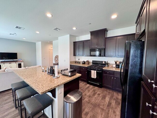 Building Photo - Beautiful 3 bedroom Town house available f...