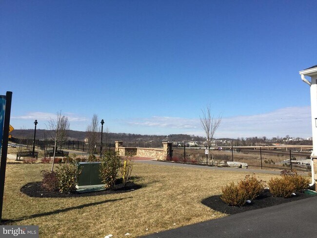 Building Photo - 503 Cliff Ln