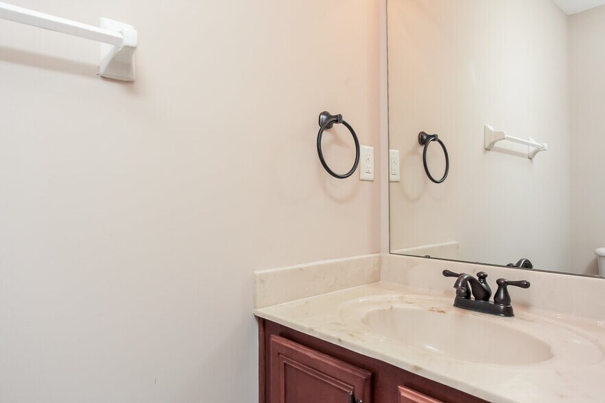 Building Photo - 2770 Hidden Falls Dr