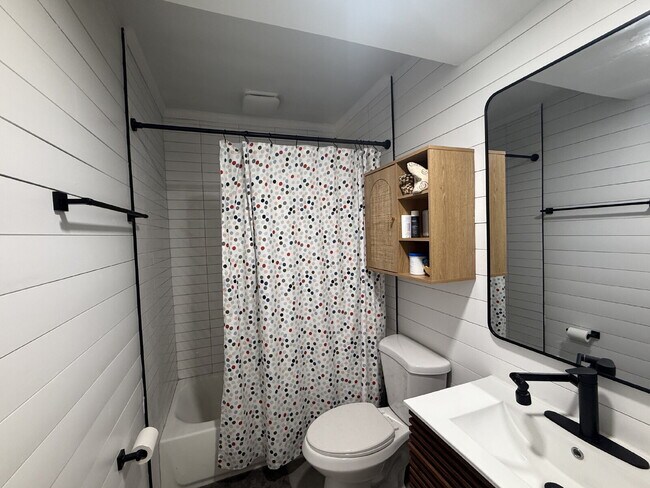 Building Photo - AVAILABLE EARLY JULY:  UPDATED 2 BEDROOM 1...