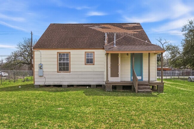 Building Photo - 7215 Apache St