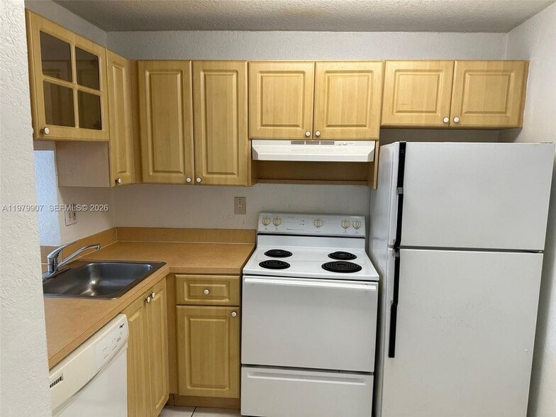 Building Photo - 9350 Fontainebleau Blvd