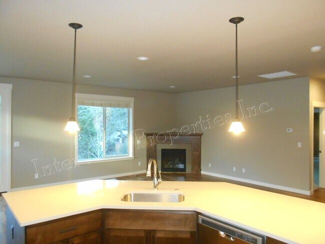 Building Photo - 3+ BED 2.5BA TIGARD HOME WITH DEN, SOAKER ...